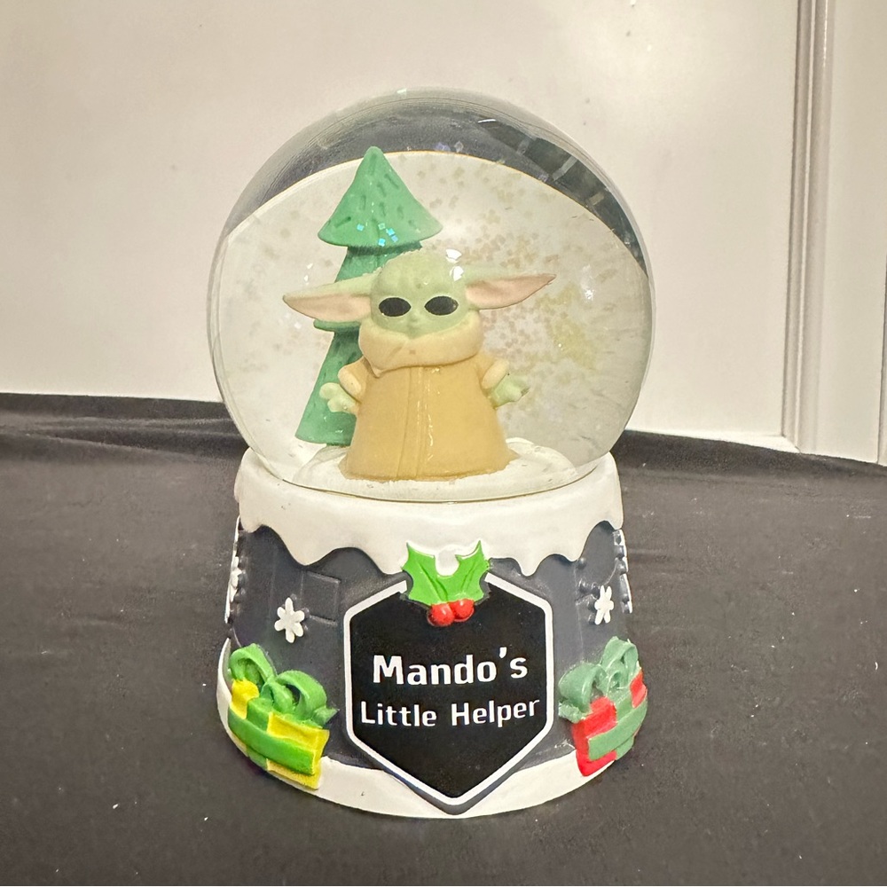 Mando’s Little Helper Baby Yoda Snow Globe the Mandalorian